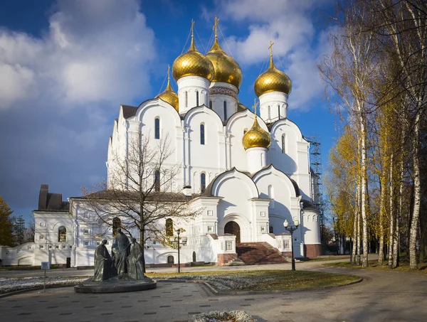 Assumption Cathedral in Yaroslavl at autumn — Stock Photo, Image