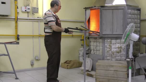 Rusland, Sochi-maart - 31, 2017: De eerste en de unieke glas-blazen workshop — Stockvideo