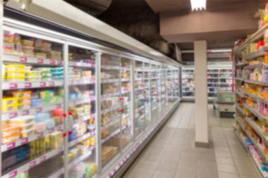 Raf süpermarkette bulanık arka plan