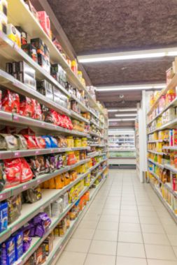 Raf süpermarkette bulanık arka plan