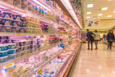 Raf süpermarkette bulanık arka plan