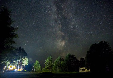 Gece yıldızlı gökyüzü sahne ile ışıklı yazlık