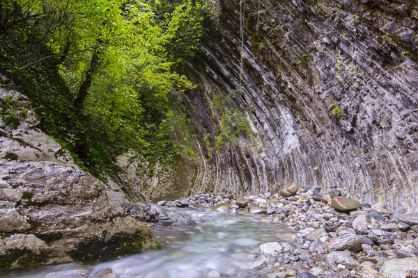 Bellissimo fiume di montagna con rocce — Foto Stock