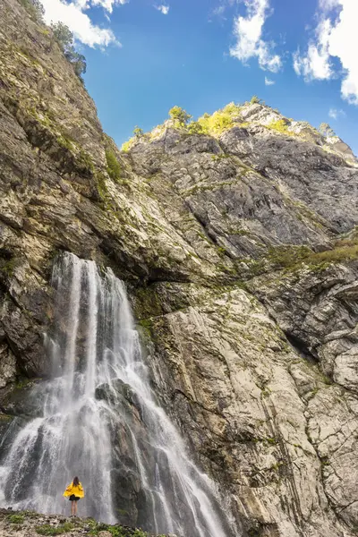 Bela vista sobre a cachoeira da montanha — Fotografia de Stock