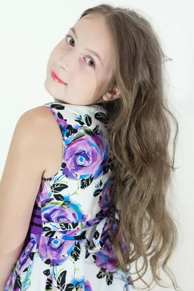 Aranyos tini lány göndör haj érzelmi portré fehér háttér — Stock Fotó