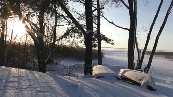 Schöne Zeitrahmen mit Sonnenuntergang am Wintersee — Stockvideo