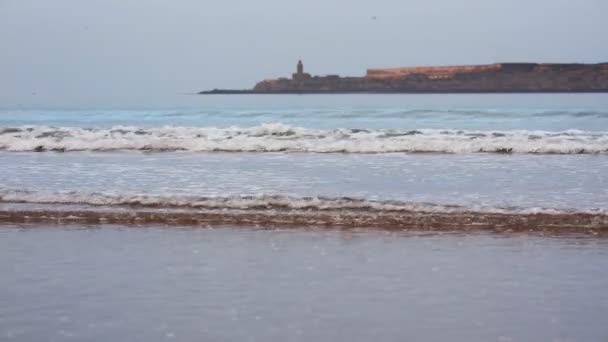 Атлантический океан рядом с городом Эс-Сувейра, Марокко — стоковое видео