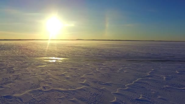 Drone repülés alatt a havas befagyott tó — Stock videók