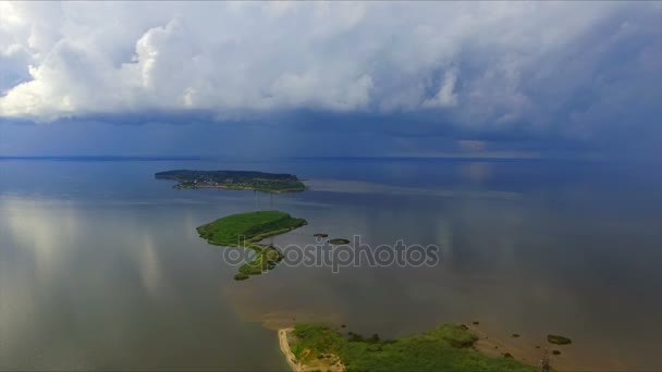 Luchtfoto uitzicht op Lake Pskov en Talabski eiland — Stockvideo