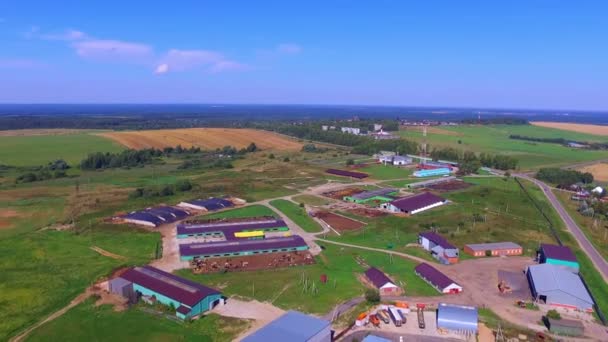 Vue aérienne sur les bâtiments de ferme modernes — Video