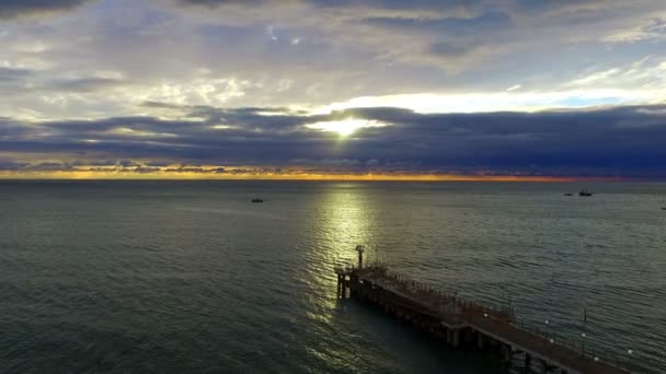 Voo de drone sobre o cais do mar com farol — Vídeo de Stock