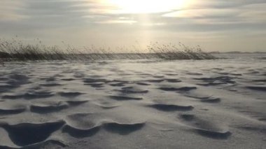 Güzel manzara karlı kabartma yüzeyli ve güçlü Rüzgar