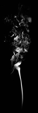 Beyaz fantezi siyah arka plan üzerine duman