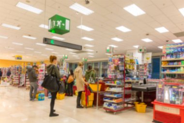 Raf süpermarkette bulanık arka plan