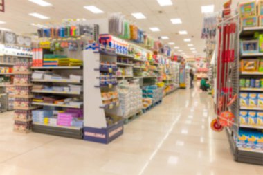 Raf süpermarkette bulanık arka plan