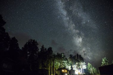 Gece yıldızlı gökyüzü sahne ile ışıklı yazlık