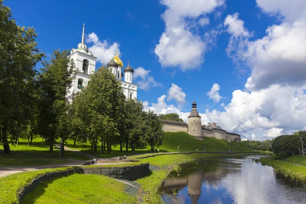 Nyári látkép a Kreml Pskov — Stock Fotó