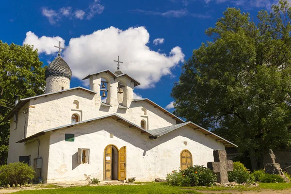 Vista sobre o velho edifício da igreja ortodoxa — Fotografia de Stock