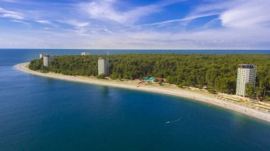 Resort kasaba Pitsunda üzerinde havadan görünümü