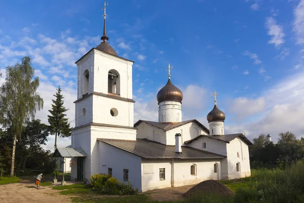 Vista sobre ponte suspensa e igreja de São Nicolau em Ostrov — Fotografia de Stock