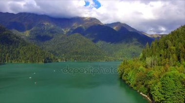 Dağ gölü Ritsa üzerinde havadan görünümü