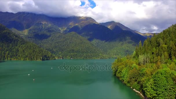 Vista aérea no lago de montanha Ritsa — Vídeo de Stock