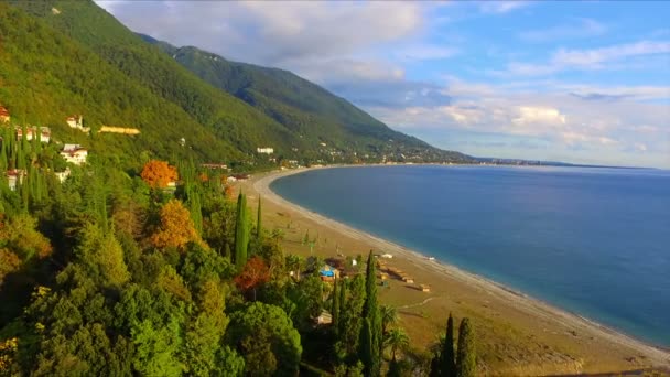 Vzdušný let nad pobřežím Černého moře — Stock video