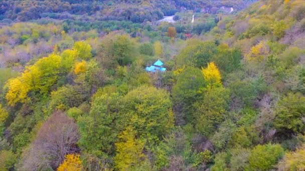 Вид с воздуха на малую церковь — стоковое видео