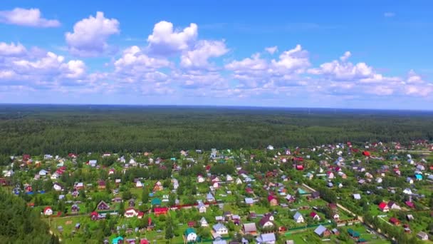 Vista aérea del pueblo de residencia de verano — Vídeos de Stock