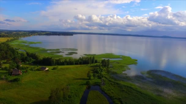 Widok na jezioro i park narodowy Razna na Łotwie — Wideo stockowe