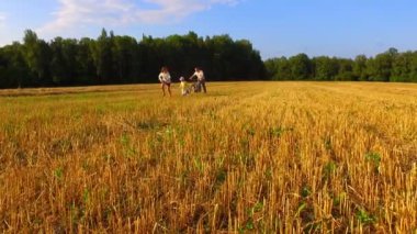 Baba eğimli çavdar alanında çalışan mutlu çocuklu