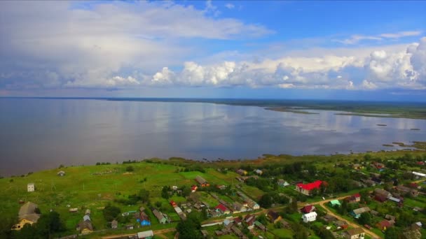 A légi felvétel a település a tó partján — Stock videók