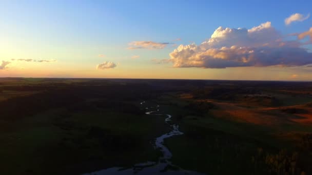 Mooie uitzicht vanaf drone op de rivier en de velden — Stockvideo