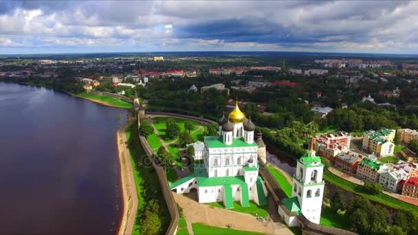 Sobór Trójcy Świętej w Pskowie Kremla lotu ptaka — Wideo stockowe