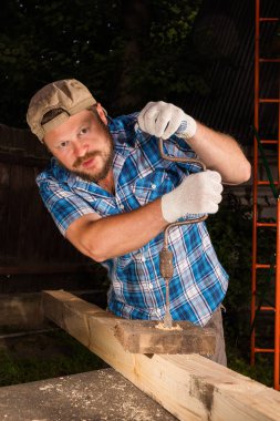 El ile çalışan matkap marangoz