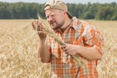 Çiftçi kap ayakta Field