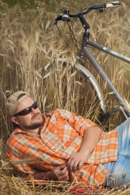 Şapka ve güneş gözlüğü bir res sahip olgunlaştı Gezgin