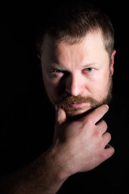 Katı sakallı orta yaşlı adam portresi