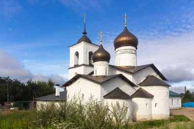 Asma köprü ve St.Nicholas Kilisesi Ostrov içinde görüntüleyin