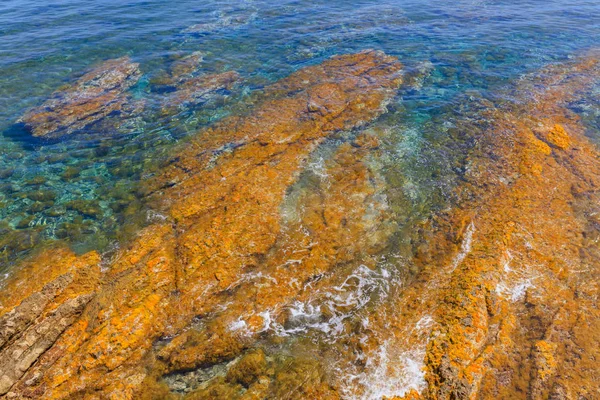 多彩的自然纹理与蓝色的大海和黄色岩石 — 图库照片