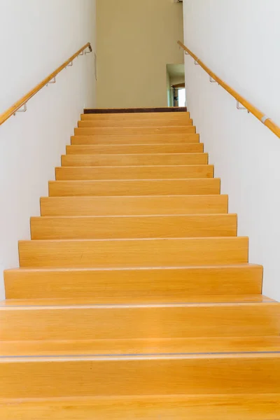 Escadaria de madeira no interior da casa moderna — Fotografia de Stock