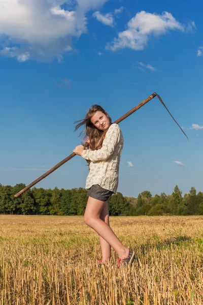 Teengirl с косой на летнем поле — стоковое фото
