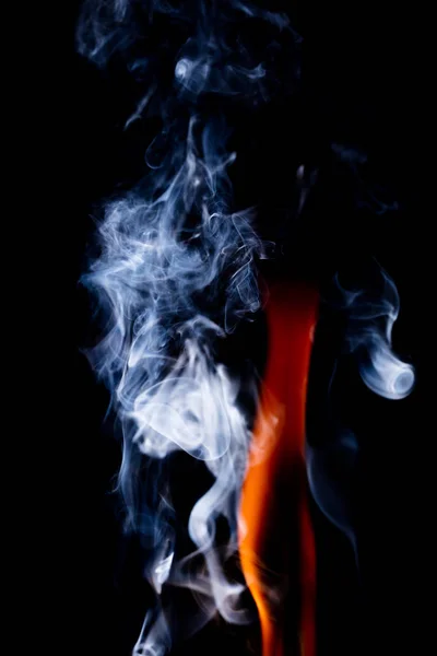 Vista de perto da chama natural com fumaça — Fotografia de Stock