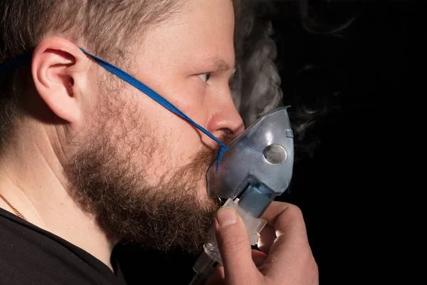 Hombre respirando a través de máscara de nebulizador — Foto de Stock