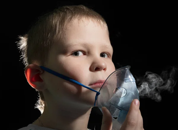 Kid breathing through nebulizer mask — Stock Photo, Image