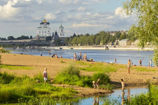 Rusland, Pskov - 02 augustus 2016: Oever van de rivier de Velikaja is de favoriete plaats voor Pskov mensen hebben een ontspannen op het strand — Stockfoto