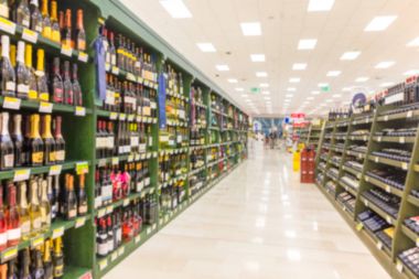 Raf süpermarkette bulanık arka plan