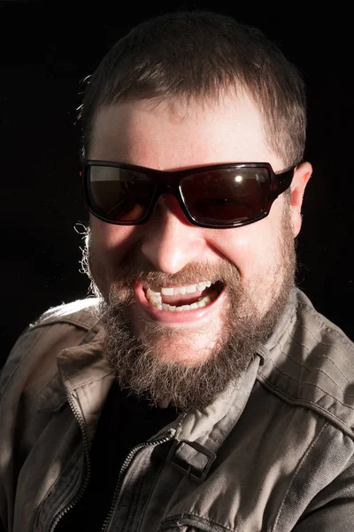 Hombre barbudo guapo en gafas de sol retrato emocional — Foto de Stock