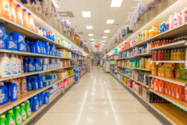 Raf süpermarkette bulanık arka plan