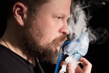 Adam Nebulizatör maskesi ile nefes